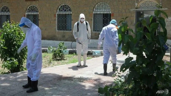 Nhân viên Yemen khử trùng một trung tâm cách ly Covid-19