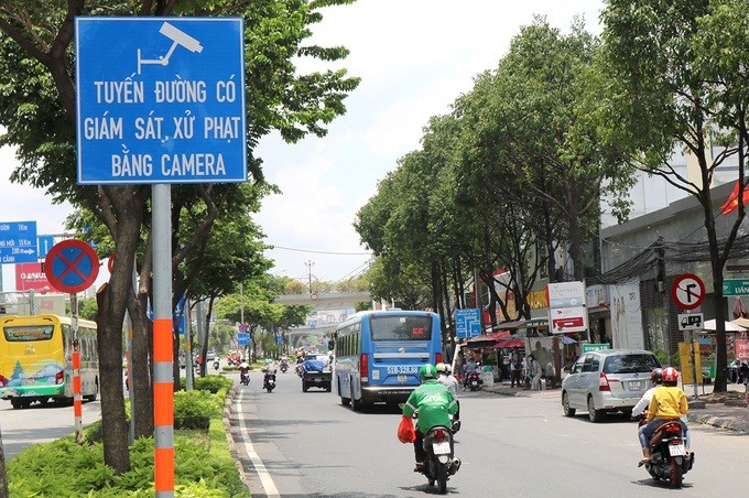 Biển cảnh báo ghi hình và xử phạt qua camera trên đường Điện Biên Phủ, quận Bình Thạnh, ngày 2/9. Ảnh: Gia Minh.