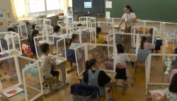 Trẻ em Nhật Bản ngồi trong lớp học