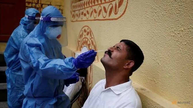 Nhân viên y tế Ấn Độ lấy mẫu xét nghiệm covid-19