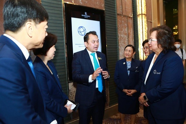 Bộ trưởng GD Thái Lan Nataphol Teepsuwan (giữa) nói chuyện với hiệu trưởng các trường quốc tế.