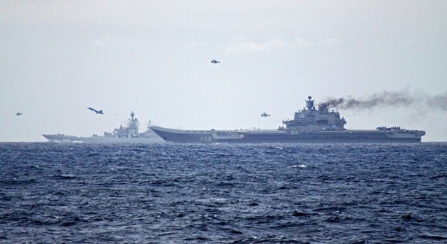 Tàu sân bay lớp Kuznetsov của Hải quân Nga và tàu tuần dương chiến đấu lớp Kirov quá cảnh tới Syria (Ảnh: Hải quân Na Uy).