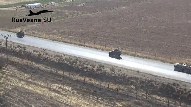 Hình ảnh trực thăng Mỹ đối đầu đoàn xe tuần tra Nga tại Syria