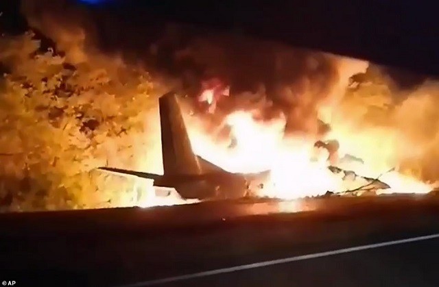 Lửa bao trùm máy bay gặp nạn ở Ukraine.