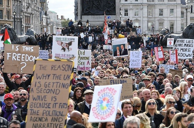 15.000 người Anh biểu tình phản đối các biện pháp chống dịch.