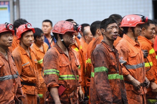 Lực lượng cứu hộ các thợ mỏ gặp nạn.