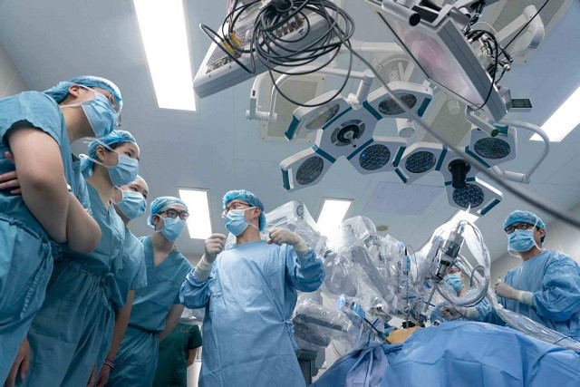 Một bác sĩ giới thiệu robot y tế có thể thực hiện phẫu thuật cho các SV tới thăm Bệnh viện Ruijin trực thuộc Trường Y Đại học Giao thông Thượng Hải ở Thượng Hải vào ngày 5/9/2020. 