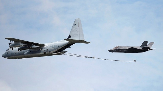 Một máy bay chiến đấu F-35B trình diễn mô phỏng tiếp nhiên liệu giữa không trung với chiếc KC-130 tại một triển lãm hàng không ở Fairford.