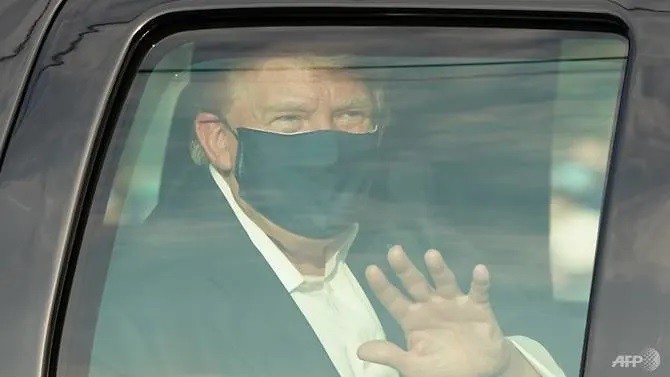 TT Donald Trump vẫy chào người ủng hộ từ trong xe.