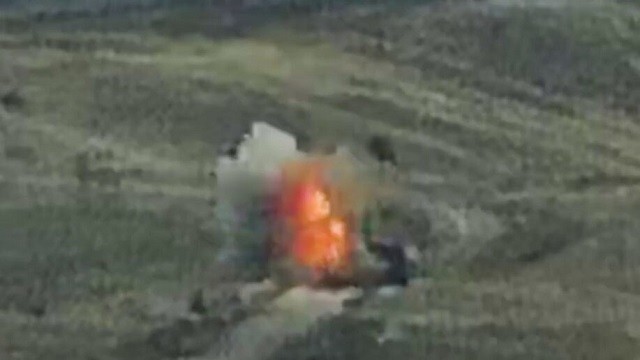 Hình ảnh lực lượng Armenia phá hủy đoàn xe quân sự Azerbaijan