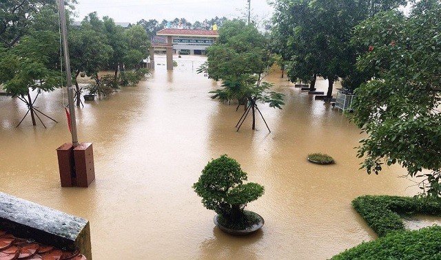 Nhiều trường học ở Huế bị nước lũ “tấn công”. (Ảnh: Báo Tài nguyên môi trường).