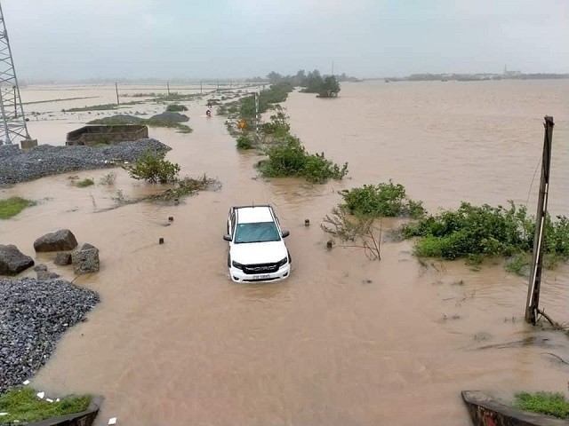 Nước ngập tại cầu Quảng Hải, thị xã Ba Đồn, Quảng Bình.
