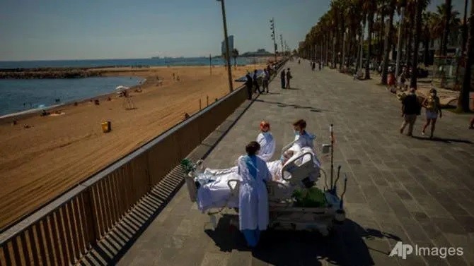 Bác sĩ xung quanh một bệnh nhân Covid-19 ở Tây Ban Nha