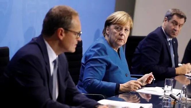 Thủ tướng Đức Angela Merkel (giữa)