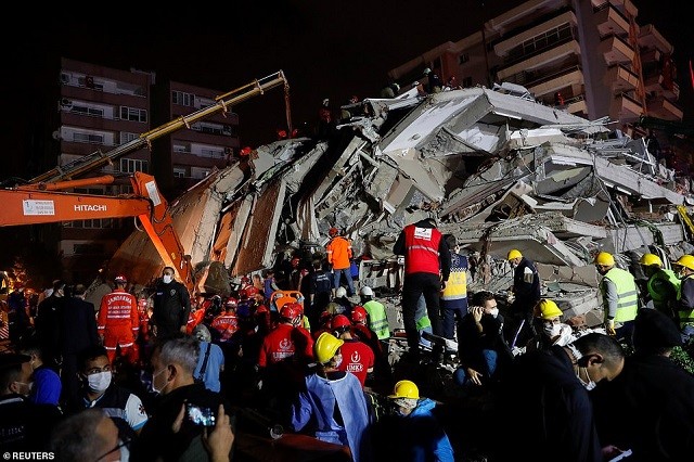 Lực lượng cứu hộ tìm kiếm người sống sót trong tòa nhà bị sập.