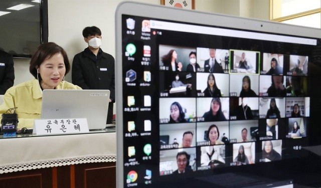 Phó Thủ tướng kiêm Bộ trưởng GD Hàn Quốc Yoo Eun-hae kiểm tra lớp học trực tuyến.
