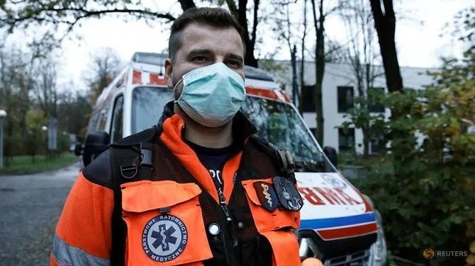 Xe cứu thương phải chờ đợi nhiều giờ bên ngoài bệnh viện ở Ba Lan.