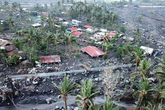 Cảnh tan hoang sau bão Goni ở Philippines.
