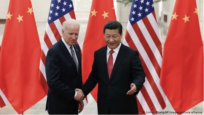 Ông Joe Biden và Chủ tịch Trung Quốc Tập Cận Bình (phải).