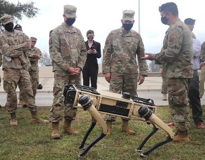 Không quân Mỹ sử dụng chó robot để tuần tra.
