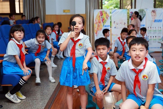 HS tiểu học Trung Quốc kiểm tra thị lực.