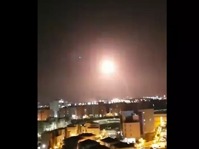 Israel báo động khi rocket bắn trúng một nhà máy