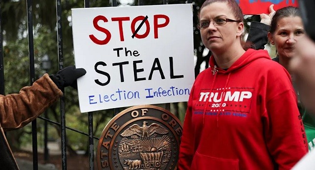 Những người ủng hộ TT Trump mang biển phản đối gian lận bầu cử.