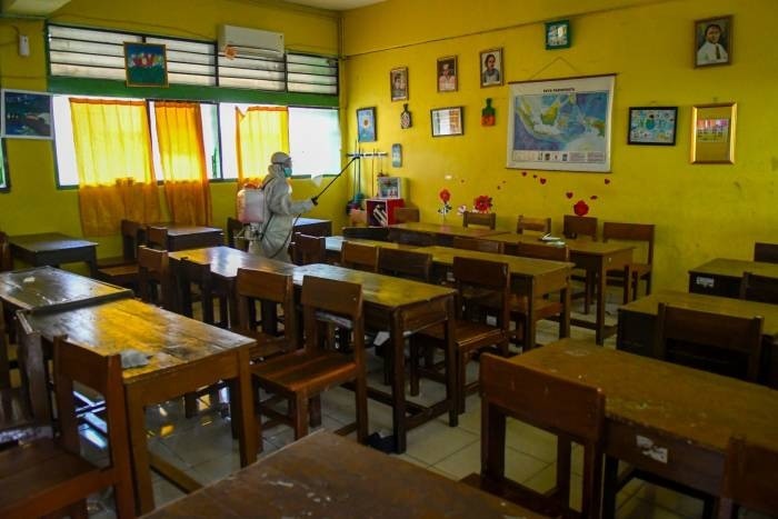 Khử trùng lớp học ở Indonesia