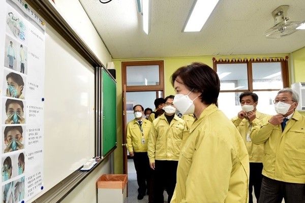 Bộ trưởng GD Yoo Eun-hae thăm một trường trung học ở Chuncheon.