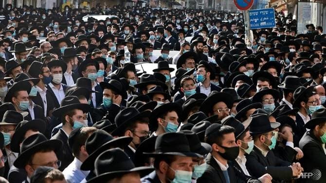 Hàng nghìn người Do Thái cực đoan chính thống đã tham dự lễ tang của Giáo sĩ Aharon David Hadash ở Jerusalem.