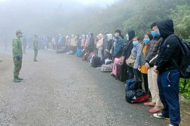 40 công dân nhập cảnh trái phép bị chốt liên ngành số 4 bắt giữ lúc 6h30 ngày 5/12 tại khu vực mốc 457. Ảnh: Nguyễn Xuân Cháng.