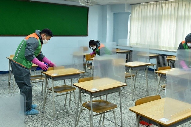 Khử khuẩn lớp học ở Hàn Quốc.