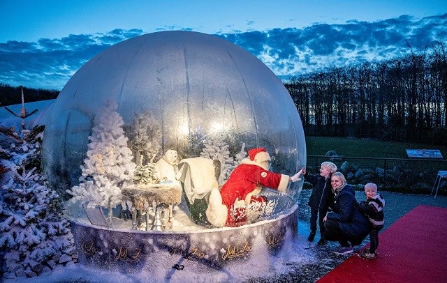 Một ông già Noel ngồi trong "bong bóng ông già Noel" khi bắt đầu mùa Giáng sinh tại Vườn thú Aalborg, giữa lúc dịch bệnh coronavirus (COVID-19) bùng phát, ở Aalborg, Đan Mạch.
