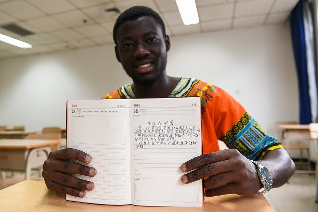 Một người châu Phi đến từ Ghana học tiếng Trung tại Đại học Công nghệ Taiyuan, Taiyuan, tỉnh Sơn Tây