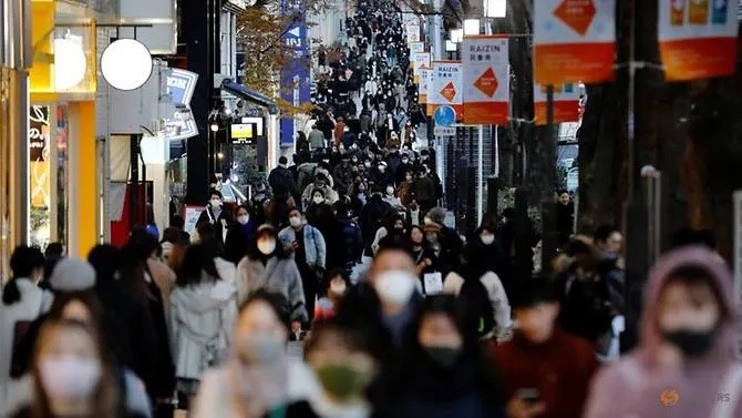 Người dân Tokyo đeo khẩu trang xuống đường ngày 17/12.