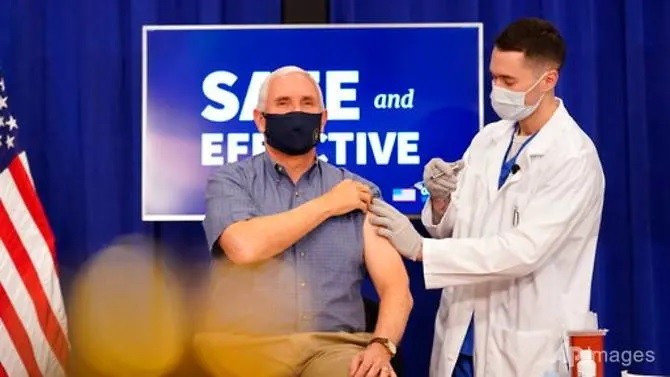 Phó TT Mike Pence tiêm vaccine Covid-19.
