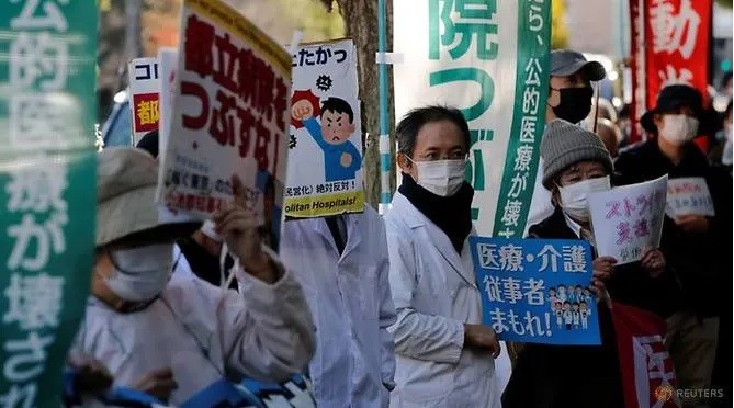 Những người biểu tình ủng hộ nhân viên y tế tại Tokyo, Nhật Bản.