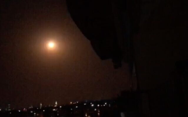 Một tên lửa đất đối không Syria phát nổ trên bầu trời.