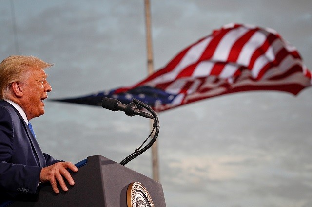 Tổng thống Hoa Kỳ Donald Trump phát biểu trong cuộc mít tinh vận động tranh cử tại Sân bay Cecil ở Jacksonville, Florida
