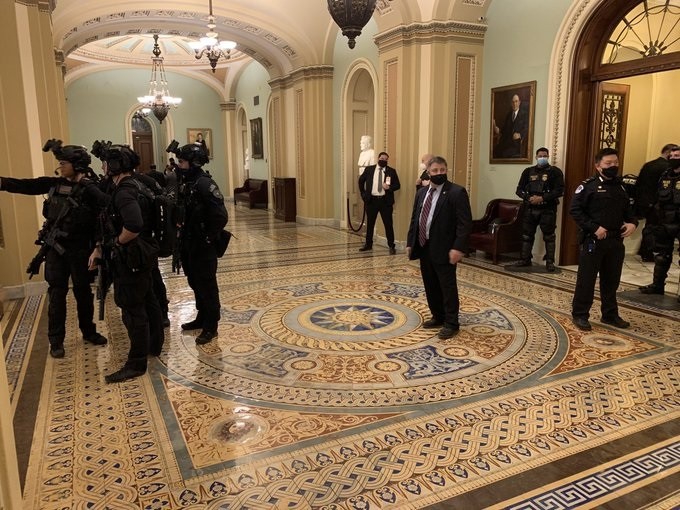 Lực lượng an ninh có mặt ở tầng của Thượng viện Mỹ.
