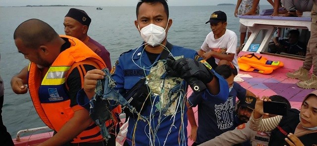 Ngư dân tìm thấy các mảnh vỡ được cho là từ máy bay gặp nạn.