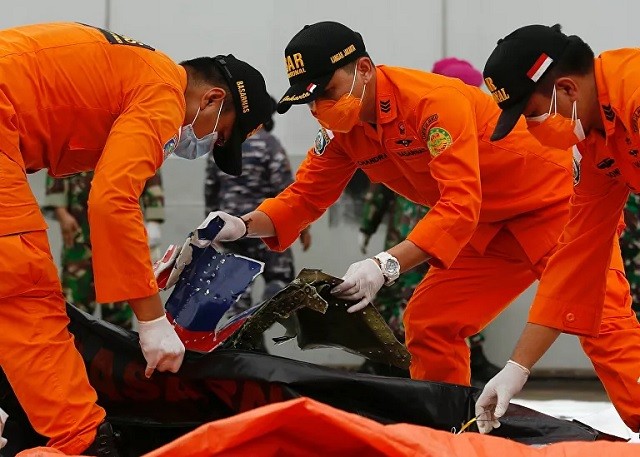 Các thành viên cứu hộ Indonesia kiểm tra những gì được cho là phần còn lại của chiếc máy bay Sriwijaya Air chuyến bay SJ182.