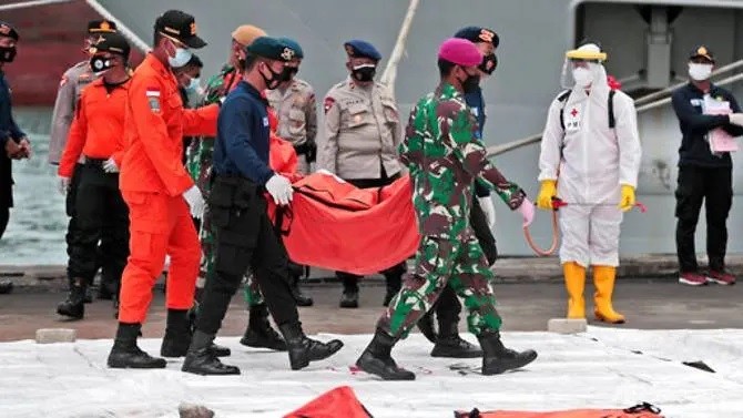 Lực lượng cứu hộ mang theo một túi thi thể gồm các vật dụng được trục vớt sau vụ tai nạn máy bay chở khách Sriwijaya Air.