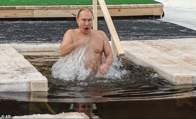 TT Nga Vladimir Putin ngâm mình dưới nước lạnh.