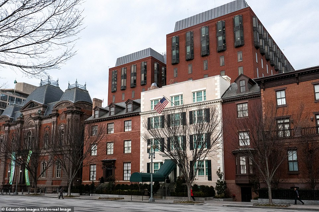 Nhà Blair của Phó TT Mỹ gồm 119 phòng, trải rộng hơn 18 ngàn mét vuông bao gồm 4 căn nhà phố. 