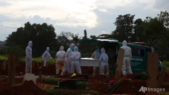 Chôn cất nạn nhân Covid-19 ở Indonesia.