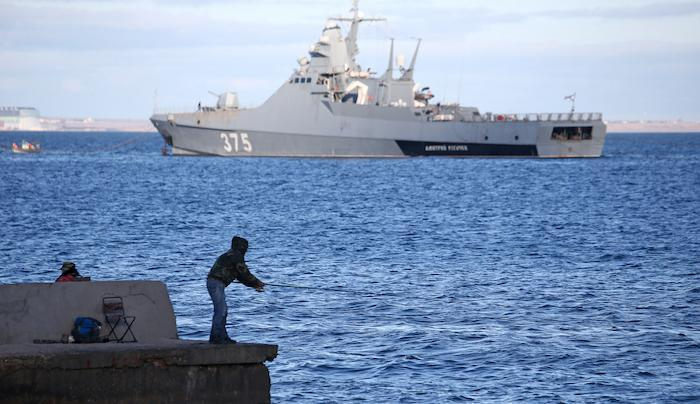 Tàu chiến Nga Dmitri Rogchev thả neo tại cảng Feodosia của Crimea