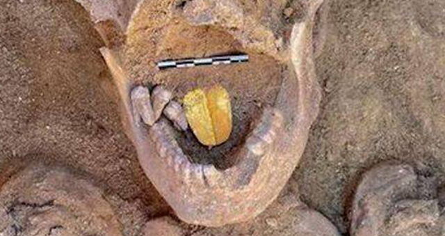 Xác ướp có lá bùa bằng vàng hình lưỡi trong miệng.