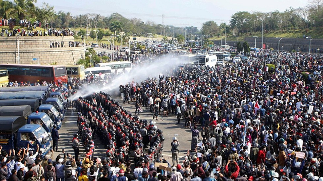 Cảnh sát sử dụng vòi rồng chống người biểu tình.