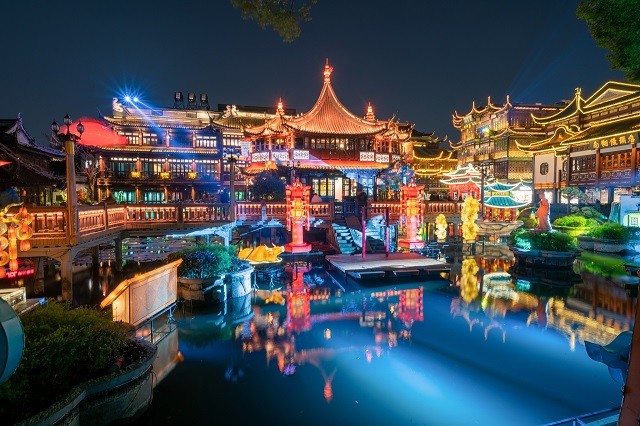 Yu Garden được trang trí đầy đủ với đèn lồng cung điện và đèn LED cho Lễ hội mùa xuân năm 2021 tại Thượng Hải, Trung Quốc.